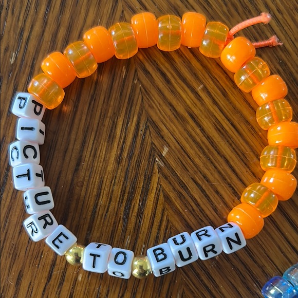 Taylor Swift Beaded Friendship Bracelets Set - Picture 4 of 5